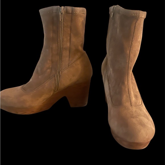 Pierre Dumas Shoes - 🎉HP🎉Pierre Dumas Women’s Tan Suede Ankle Boots size 8.5